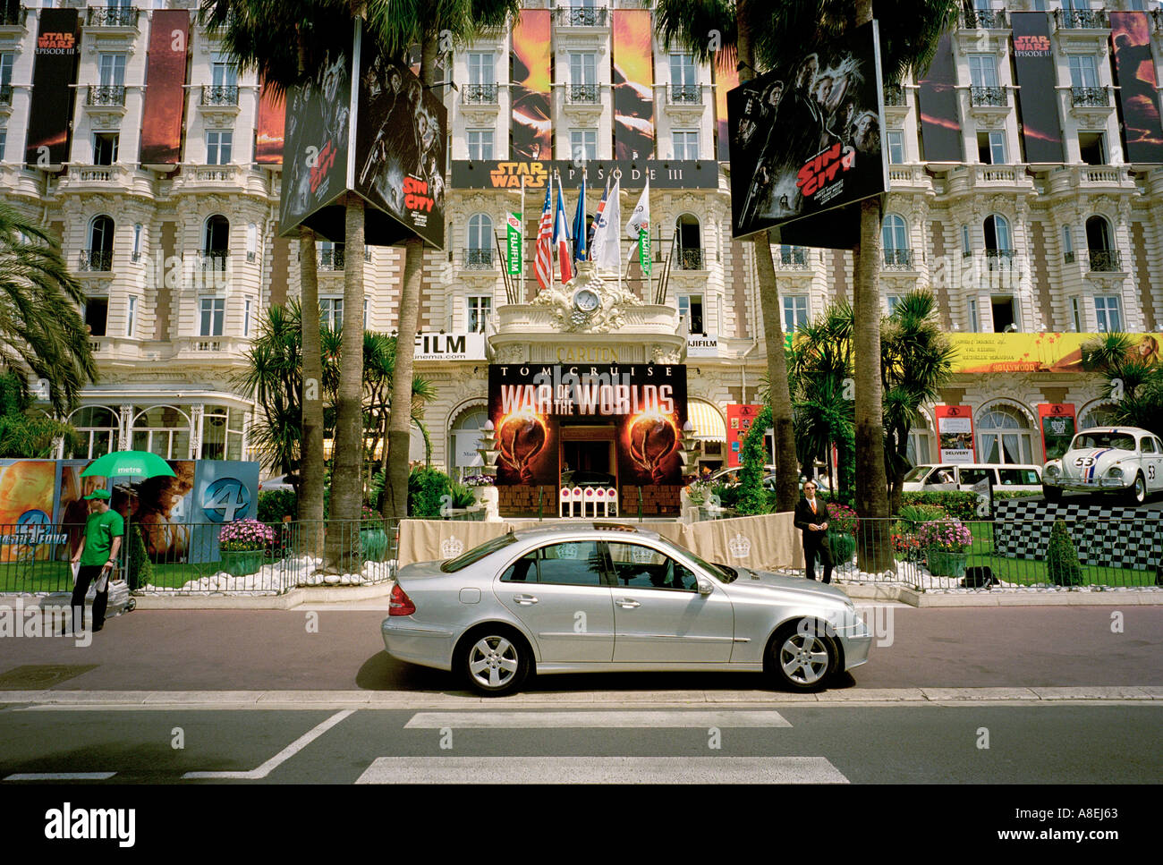 Una macchina è parcheggiata per l'esposizione ottimale al di fuori del Carlton Hotel sulla Croisette a Cannes Film Festival 2005 Foto Stock