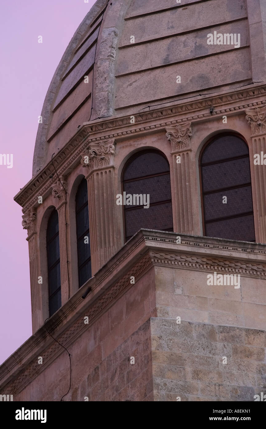 Principale finestra apex dettaglio di san Giacomo nella cattedrale di Sibenik, Croazia un Sito Patrimonio Mondiale dell'UNESCO Foto Stock