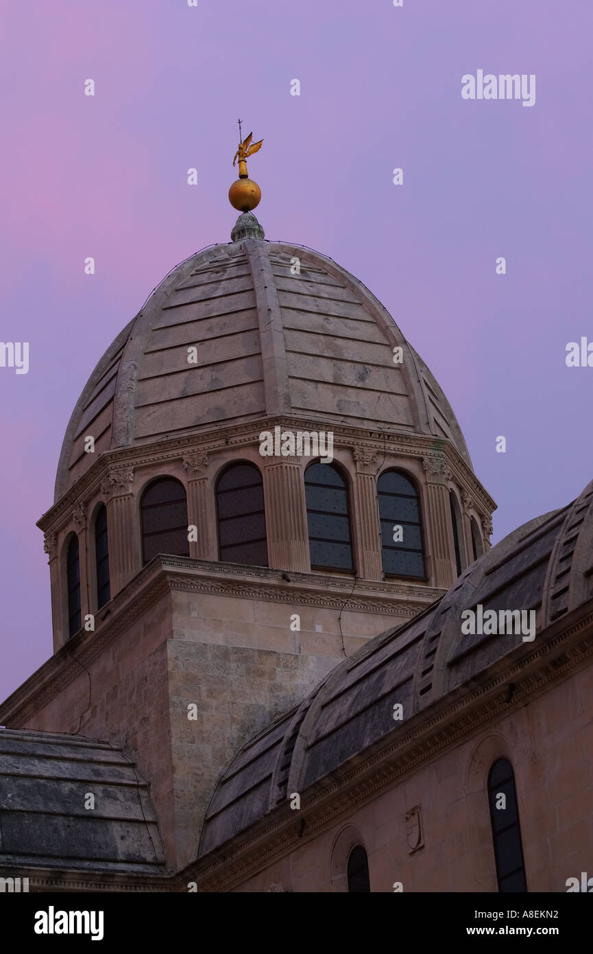 St. James Cathedral Apex principale pastello con i colori del tramonto. Golden dettaglio in vista Foto Stock