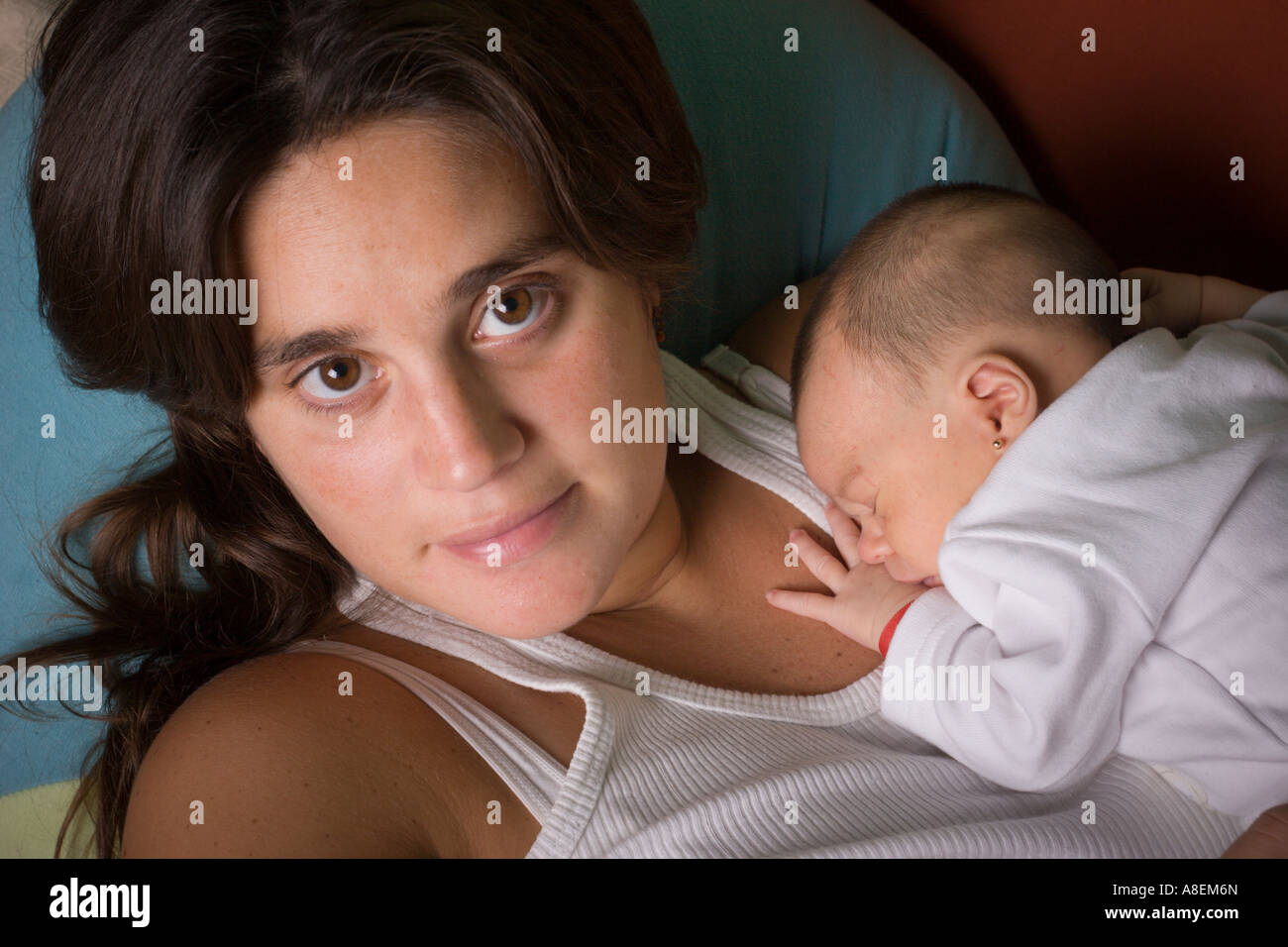 Neonato di15 giorni sulle braccia della madre sia con gli occhi chiusi Foto Stock