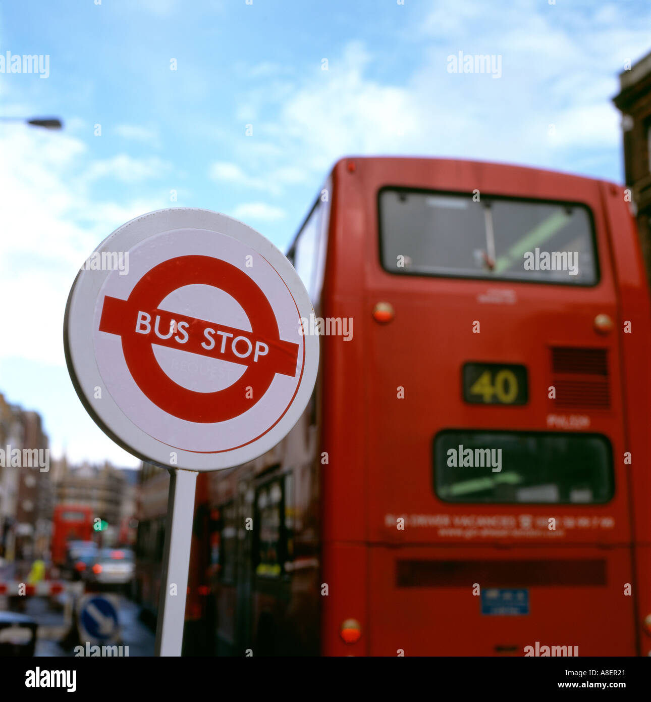 Temporanea fermata bus di segno e un numero 40 London bus nelle vicinanze del Londra London Bridge Foto Stock