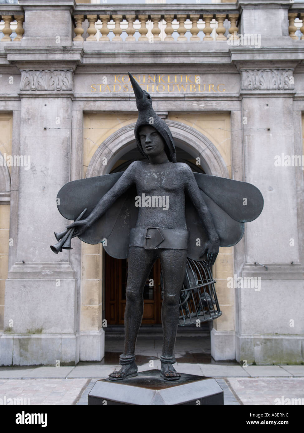 Statua di Papageno davanti al Royal Concert Hall di Bruges Bruges Belgio Foto Stock