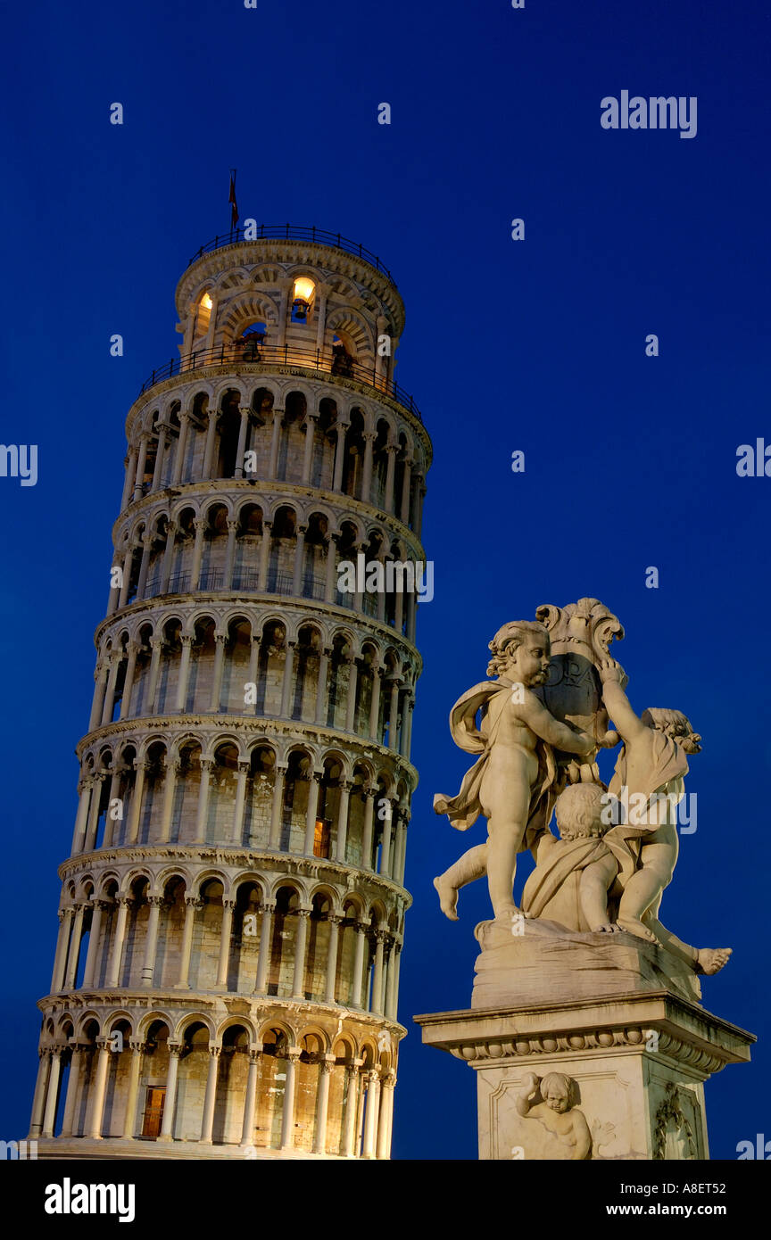 Crepuscolo colpo di putti illuminato con torre pendente in background Pisa Toscana Italia Europa Mediterraneo UE Foto Stock