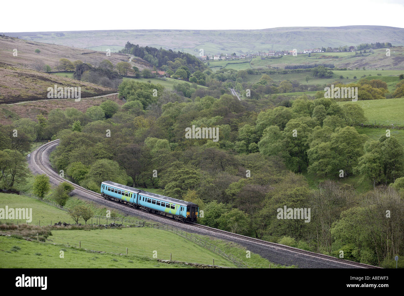 Un treno sul Esk Valley Railway in esecuzione nei pressi di Commondale North Yorkshire, Inghilterra Foto Stock