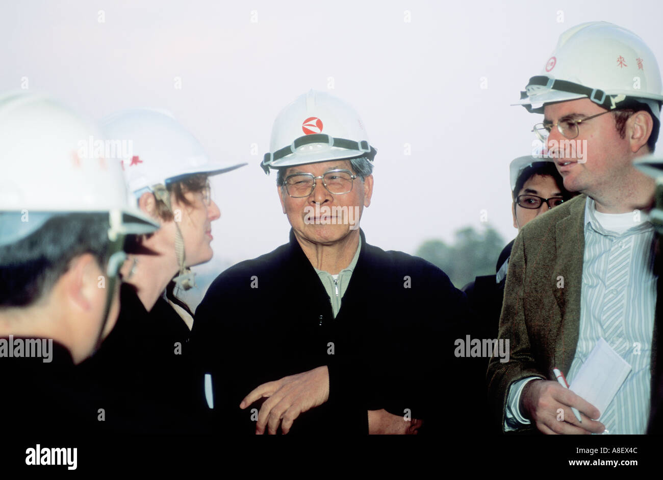 Cinese e caucasici lavoratori in fabbrica di Taiwan Repubblica popolare di Cina Foto Stock