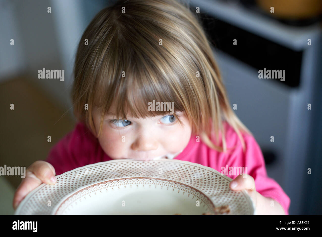 Ragazza di mangiare in cucina Foto Stock