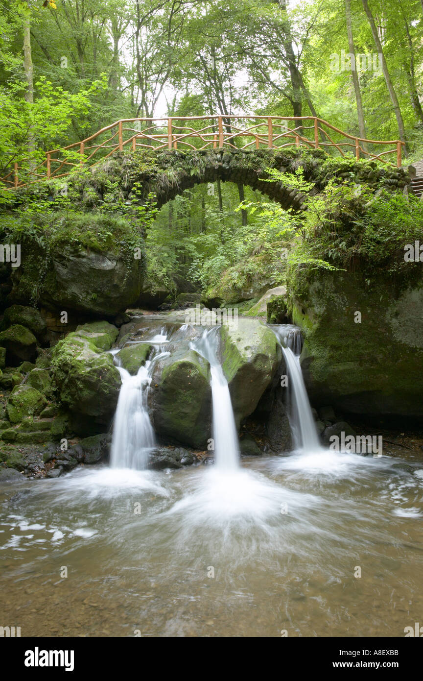 Il vecchio ponte di pietra chiamato Scheissentempel, Mullerthal vicino a Echternach, Lussemburgo Foto Stock