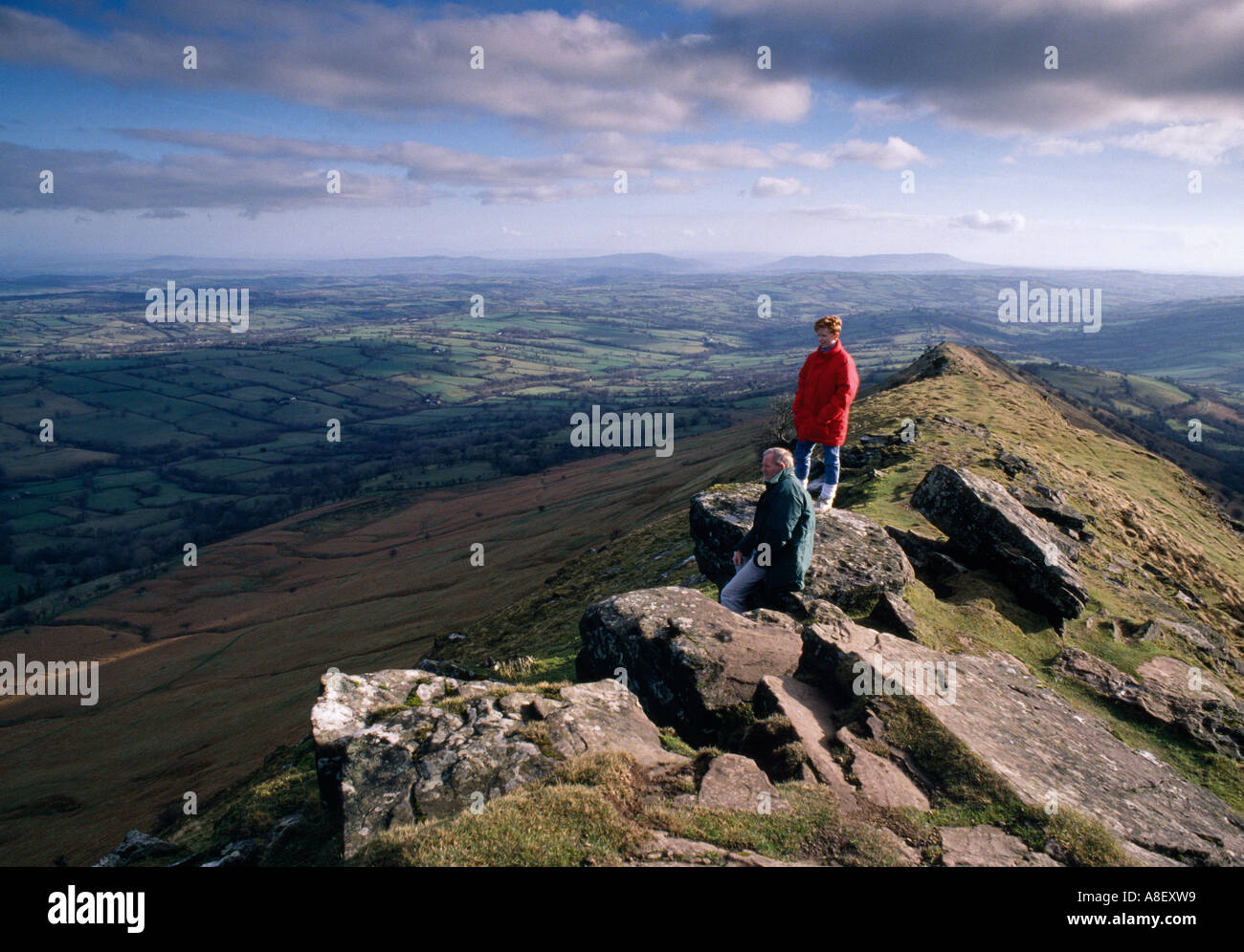 WALKERS sul nero collina con vista sulla valle d'oro HEREFORDSHIRE UK Foto Stock