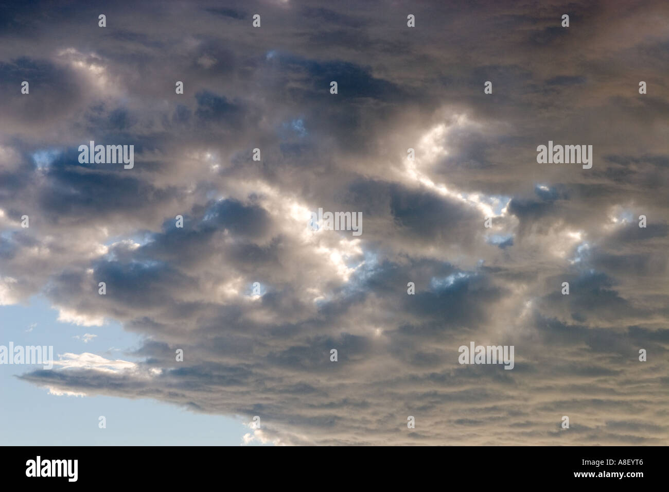 Nuvole scure, da una tempesta in arrivo parte anteriore Foto Stock