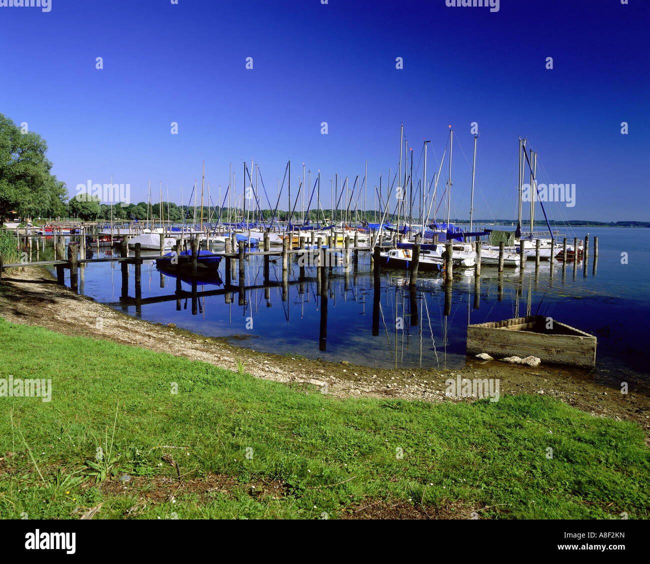 Geografia / viaggi, in Germania, in Baviera, Bernau am Chiemsee, porti, Chiemseepark Felden, porto con le barche a vela, Additional-Rights-Clearance-Info-Not-Available Foto Stock