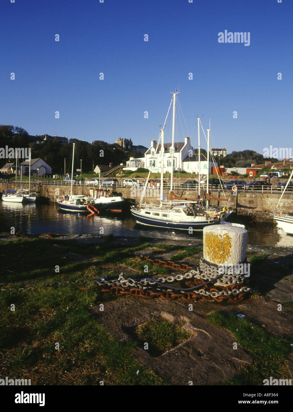 dh Harbour PORTPATRICK DUMFRIES Yacht boats quayside fronte mare scottish galloway porto marittimo Foto Stock