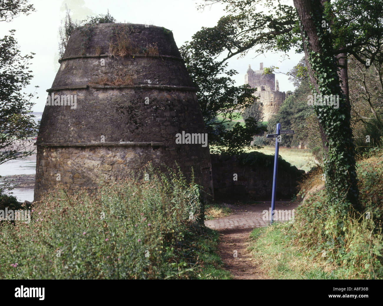 dh Scottish percorso costiero RAVENSCRAIG PARK Fife SCOTLAND Round Beehive tipo dovecot costa percorso doocot colomba cote Foto Stock