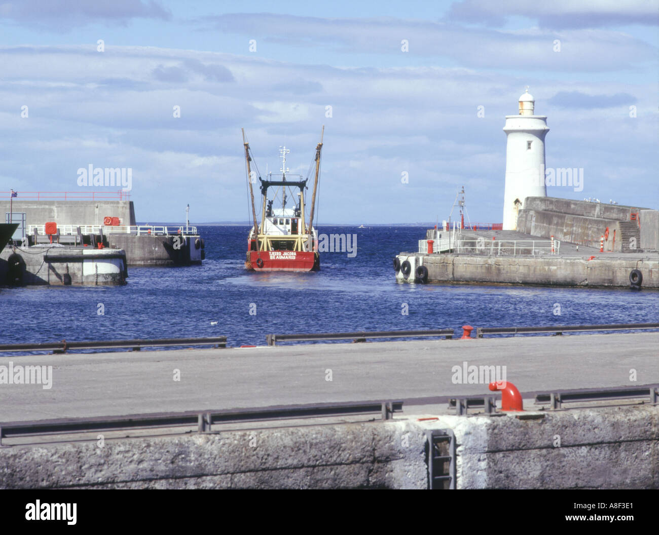 dh Scottish Harbour BUCKIE MORAY British Fishing Boats in partenza dal porto la nave da traino scotland parte dal porto uk Foto Stock