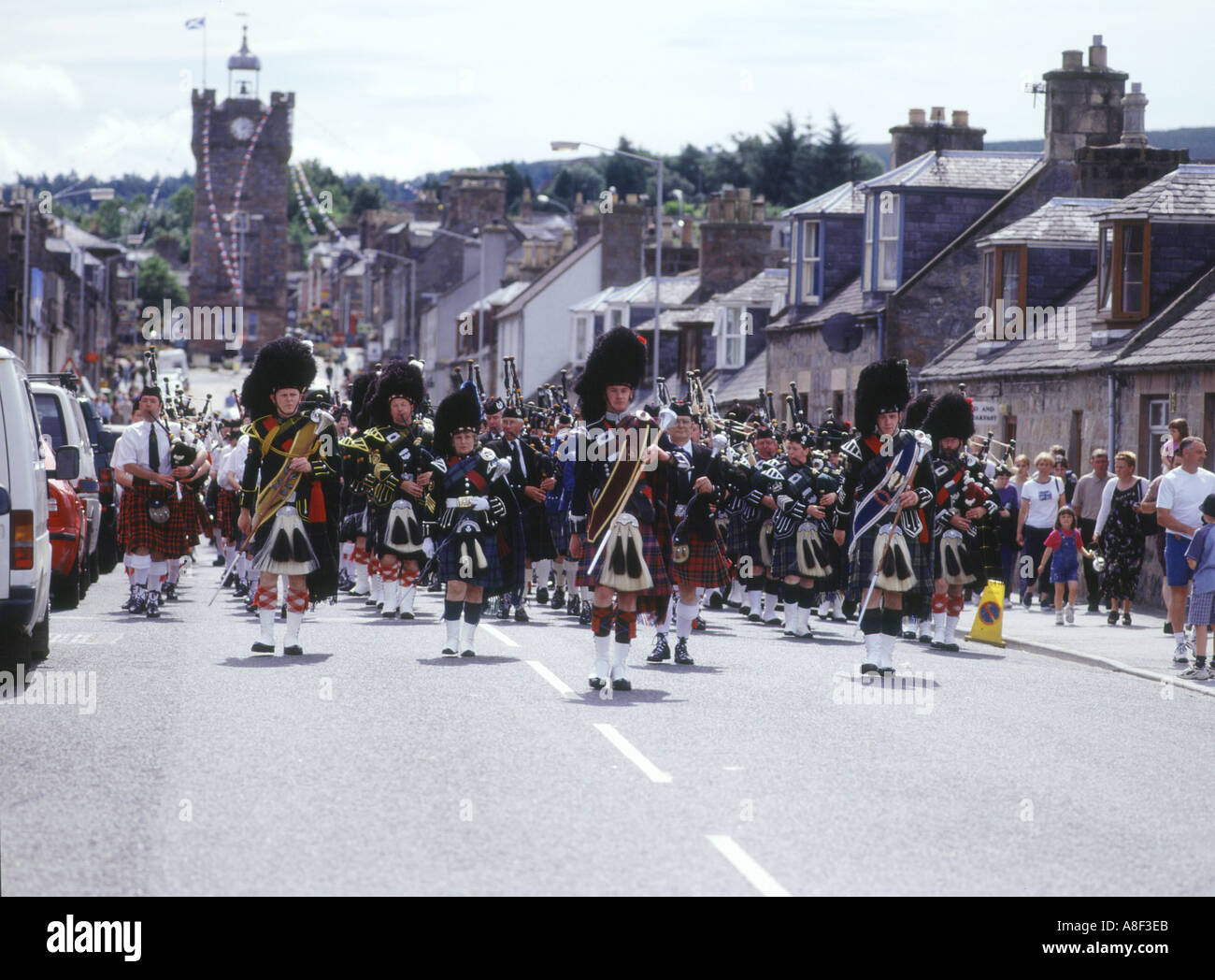 Dh Pipeband scozzese DUFFTOWN MORAY Marching street Highland bagpipes kilts sacchetto pipers Scozia Scotland Foto Stock