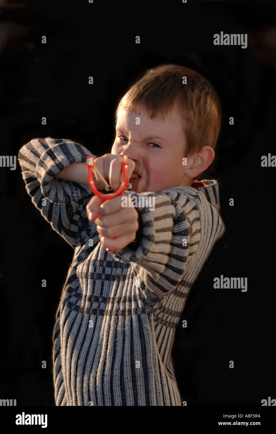 Ragazzo con una fionda Foto stock - Alamy