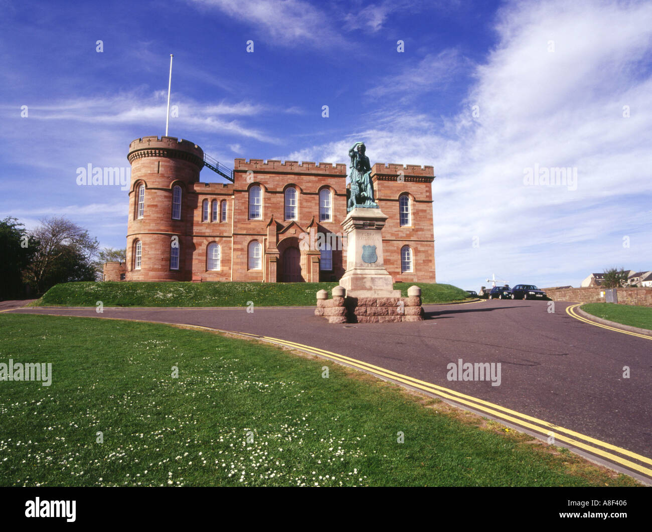 Il castello di dh INVERNESS INVERNESSSHIRE Flora MacDonalds statua e la sheriff court edificio del castello della ribellione 1745 Foto Stock