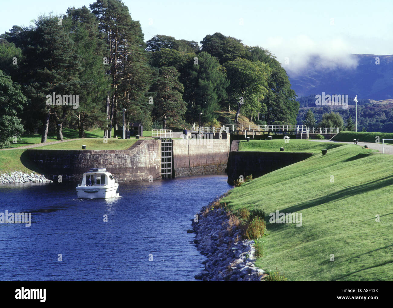 dh Caledonian Canal GAIRLOCHY INVERNESSSHIRE Scottish Tourist boat entring LOCK Gates River Lochy Great Glen blocca scozia Highlands turisti regno unito Foto Stock