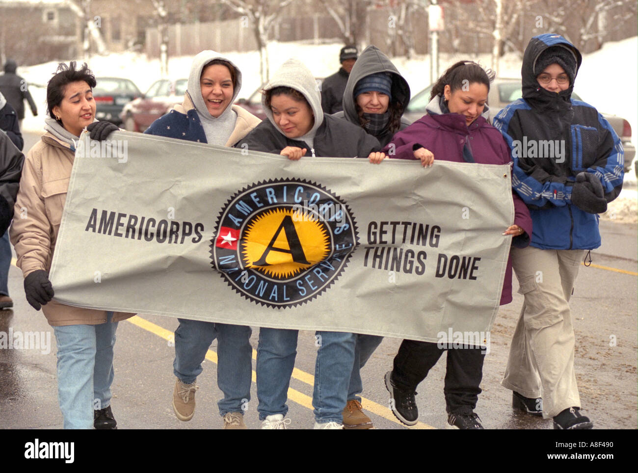 Età donne 17 azienda banner per Americorps in MLK parata del giorno. St Paul Minnesota USA Foto Stock