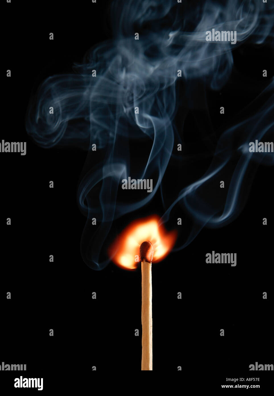 MATCH fiamme e fumo su sfondo nero Foto Stock