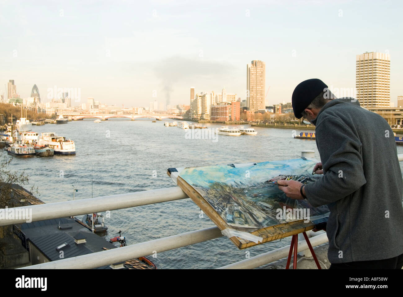 L'uomo pittura vista panoramica da Waterloo ponte sul fiume Thames, London, England, Regno Unito Foto Stock