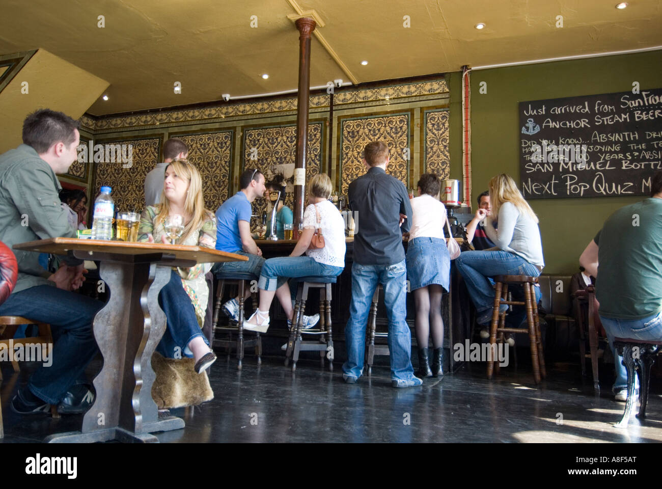 All'interno dei dieci campane pub di Spitalfields Londra Inghilterra REGNO UNITO Foto Stock