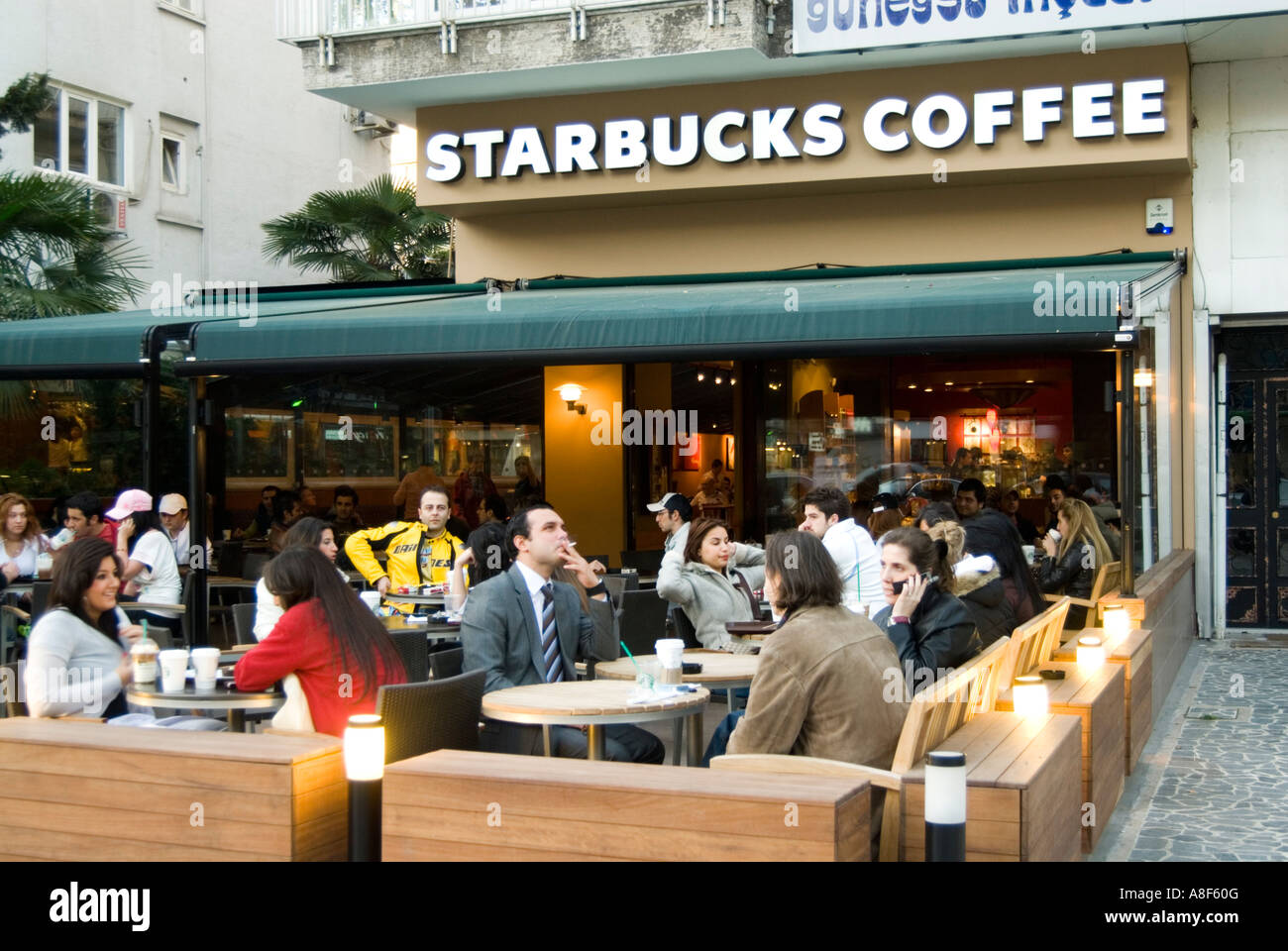 Starbucks Coffee in BAGDAT CADDESI sul lato Asiatico di Istanbul in Turchia Foto Stock