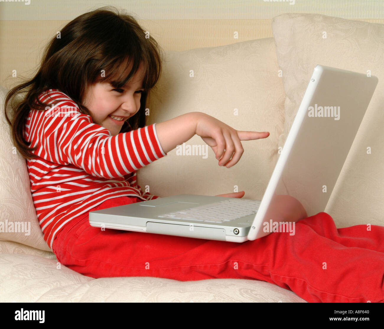 6 anno vecchia ragazza con un computer portatile Foto Stock