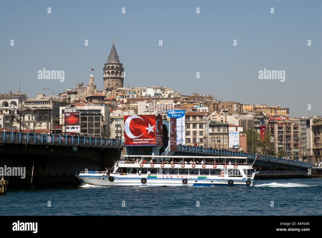 Tour in barca sul Golden Horn passando sotto il ponte Galata Istanbul Turchia Foto Stock