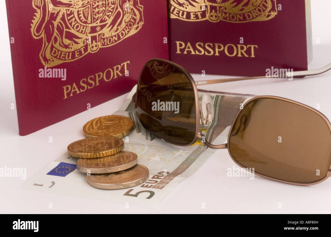 Due passaporti di euro e di un paio di occhiali da sole Foto Stock