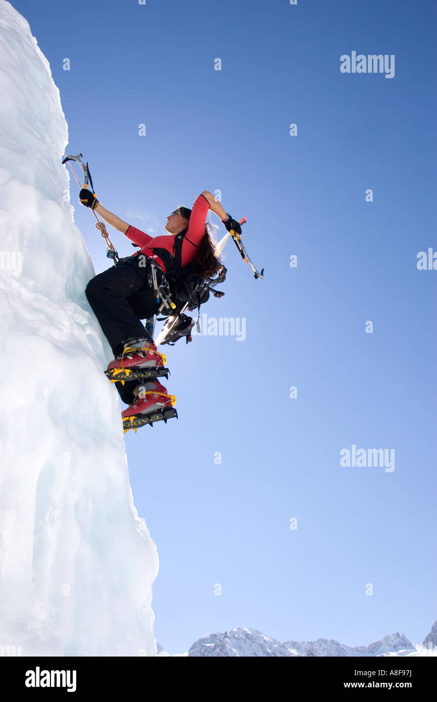 Le donne oscilla ax a faccia di ghiaccio alpinismo con uno scarpone da  snowboard su uno zaino Foto stock - Alamy