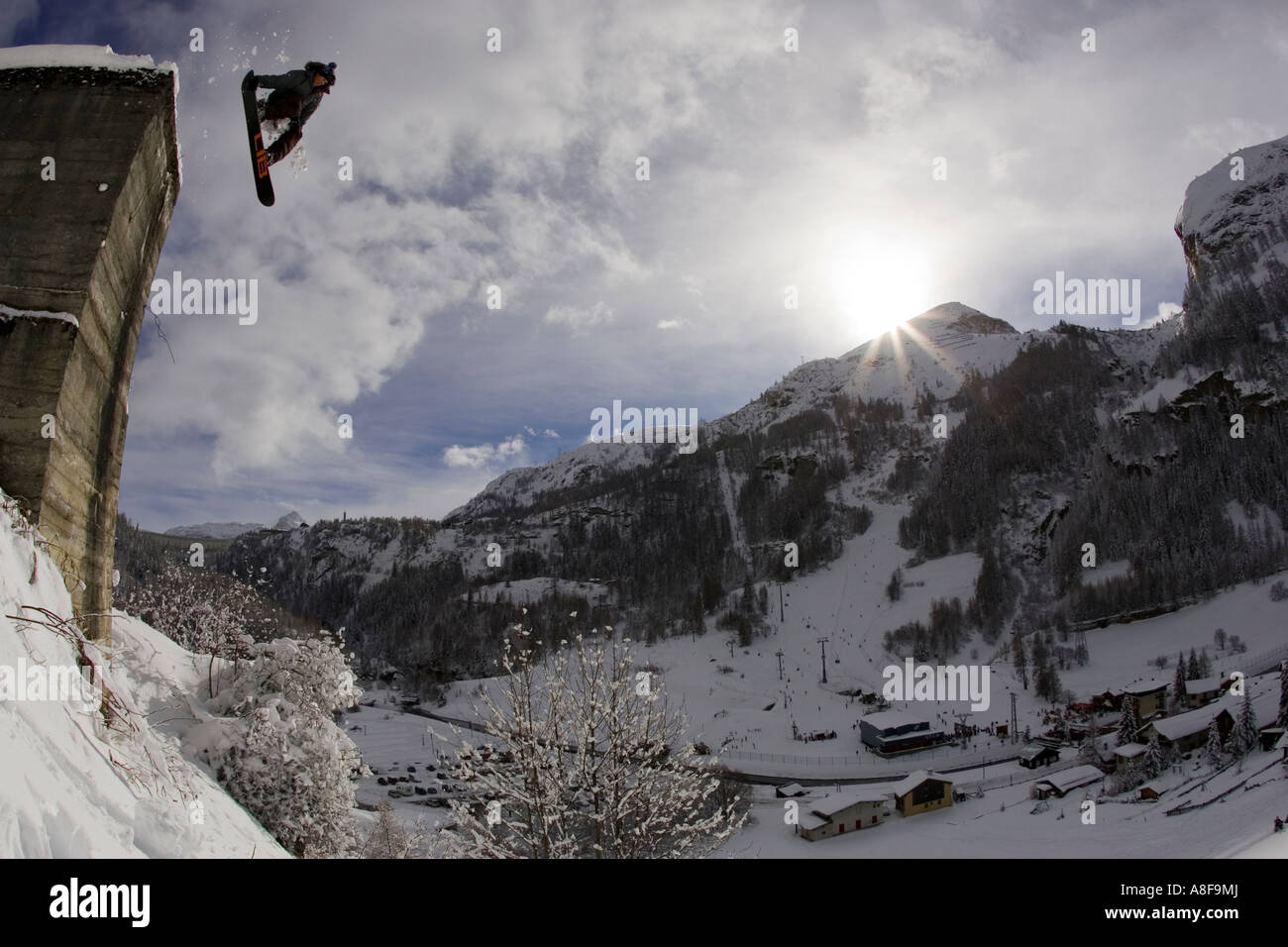 Snowboarder tail afferra e scende una parete. Foto Stock