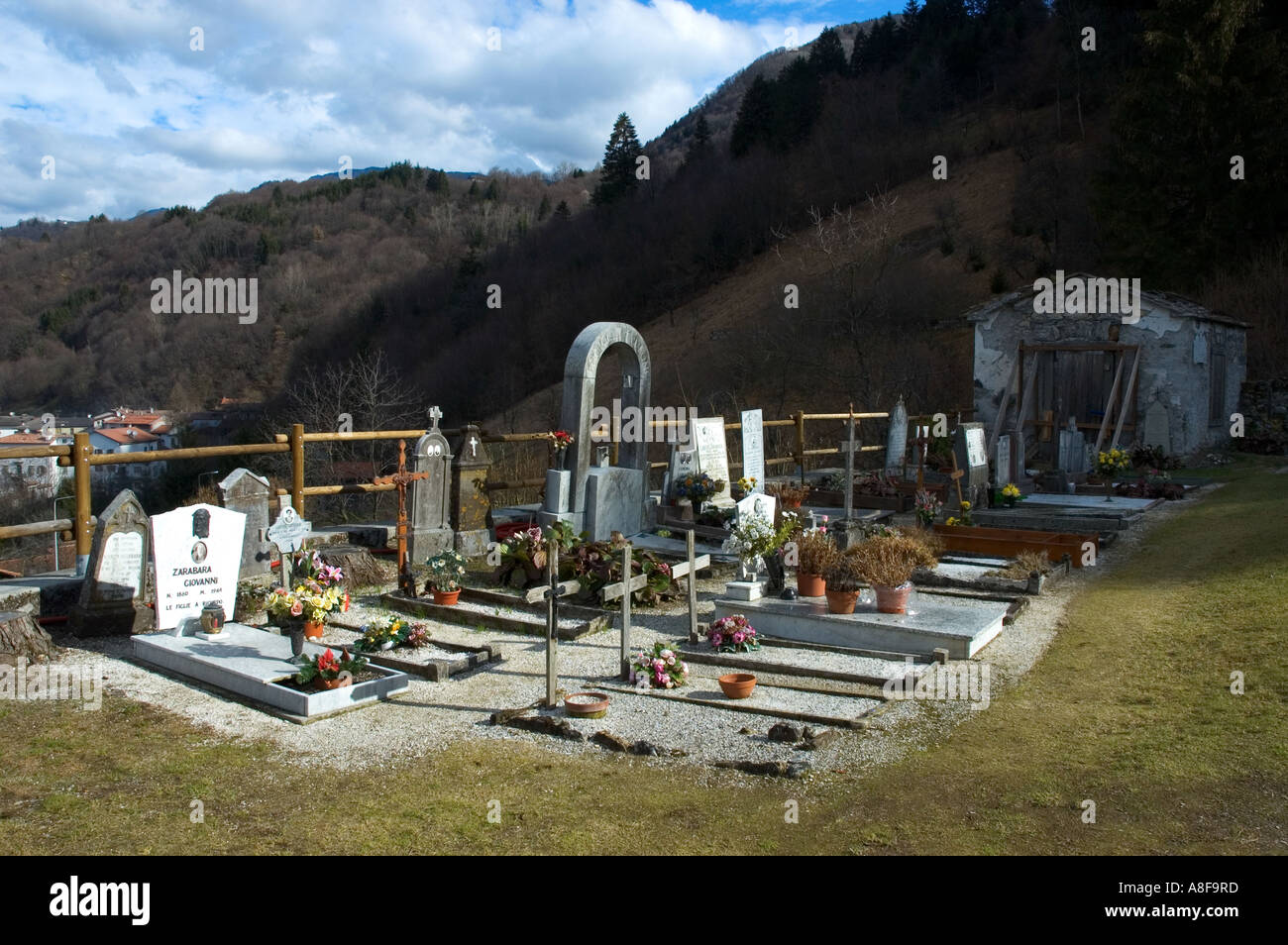 Cimitero nel nord italia Foto Stock