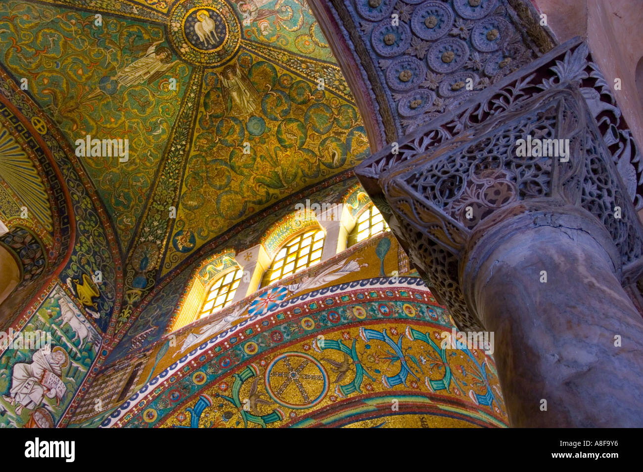 Ravenna, soffitto, archi, mosaici, colorata, lucida, fantasia, religione, credenti, preghiere antiche, complesso, piastrelle, decorazione Foto Stock