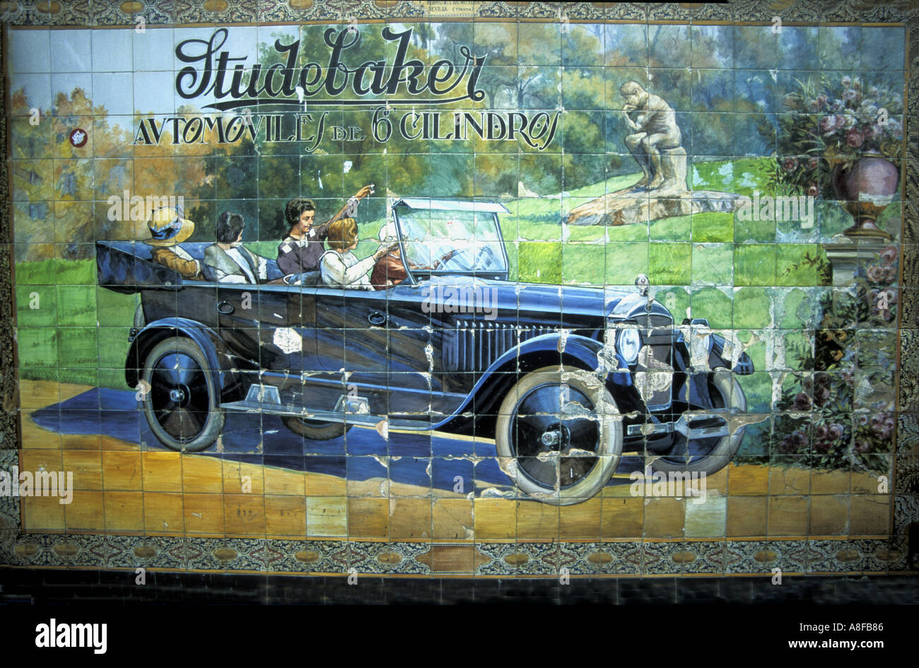 Street con piastrelle di ceramica in pubblicità per 1924 automobile Studebaker siviglia Spagna Europa UE Foto Stock