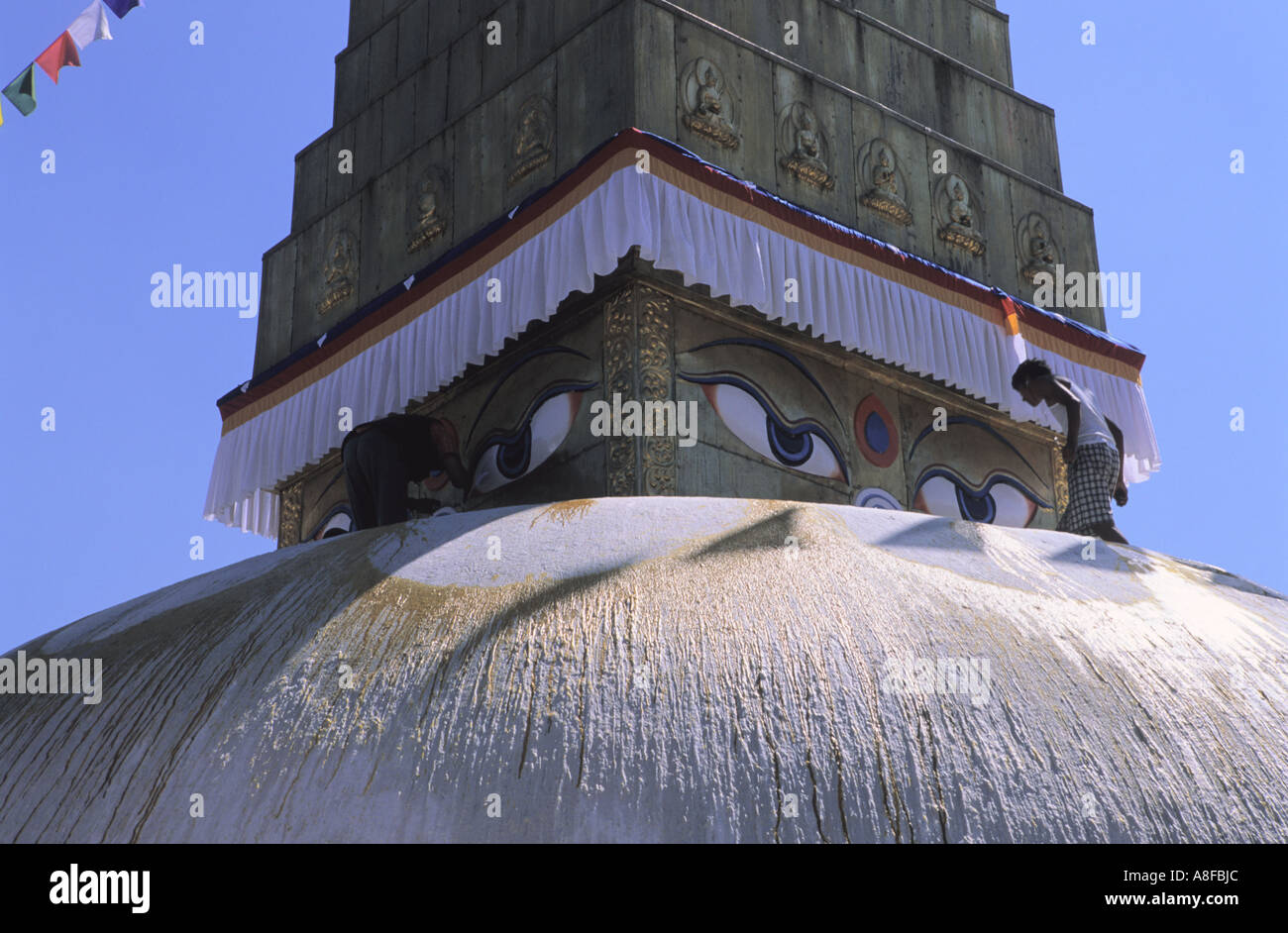 Il nepalese uomo furbishing fino la pittura tradizionale su Charumati stupa di Kathmandu in Nepal città Foto Stock