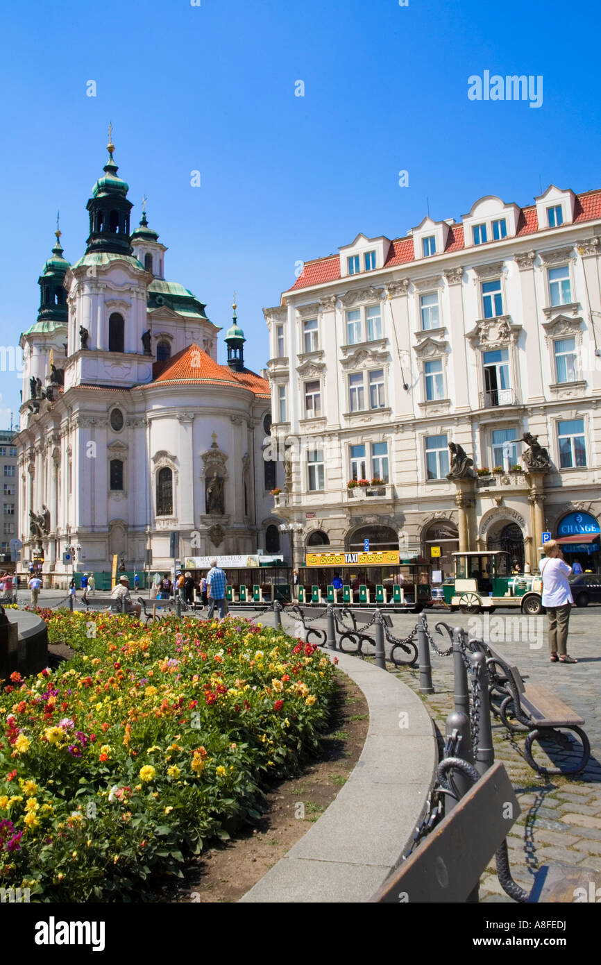 Ussita la chiesa di San Nicola e la Piazza della Città Vecchia di Praga, Repubblica Ceca. Foto Stock
