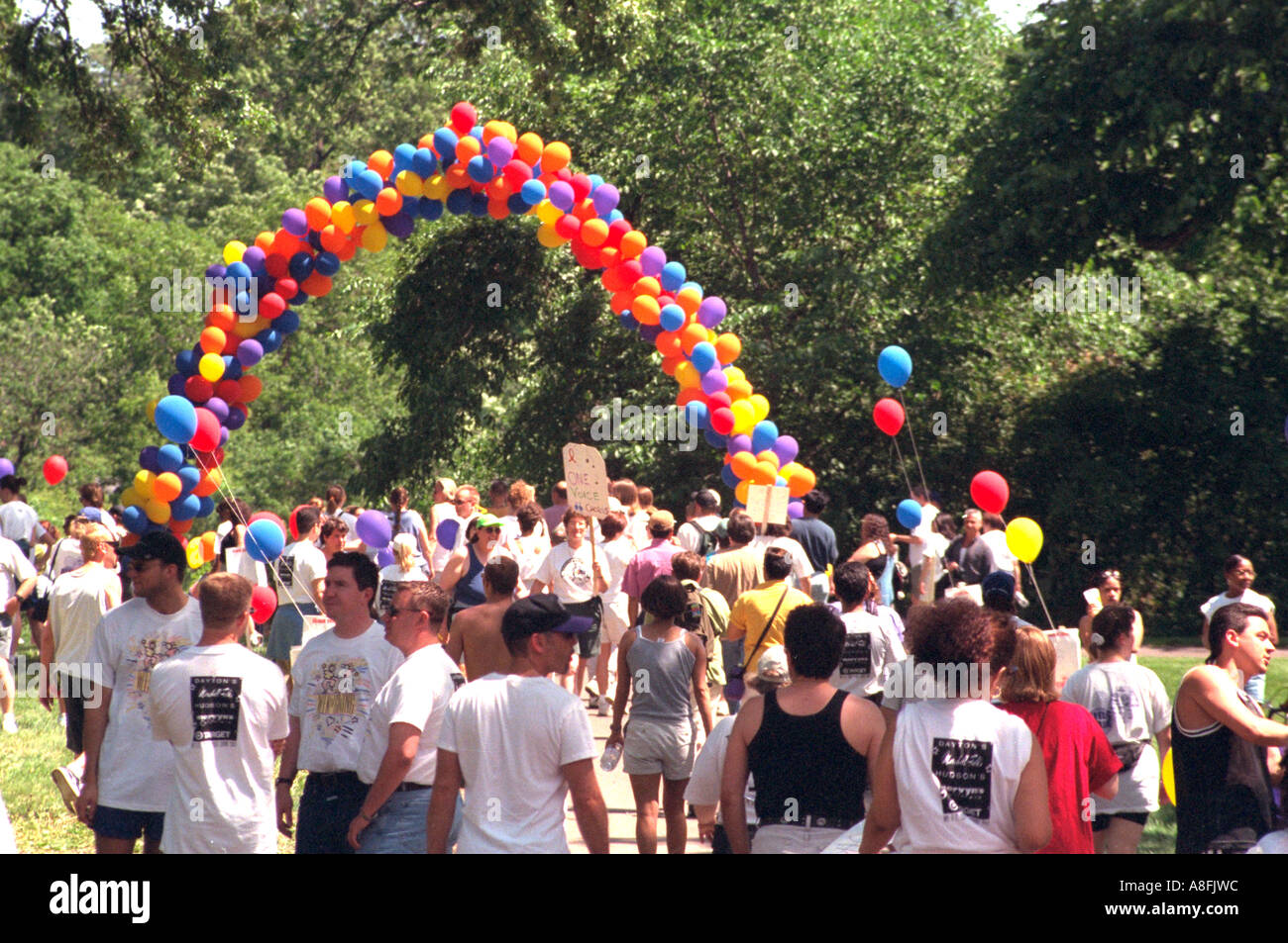 AIDS walkers percorso di finitura sotto palloncini a Minnehaha Park. Minneapolis Minnesota USA Foto Stock