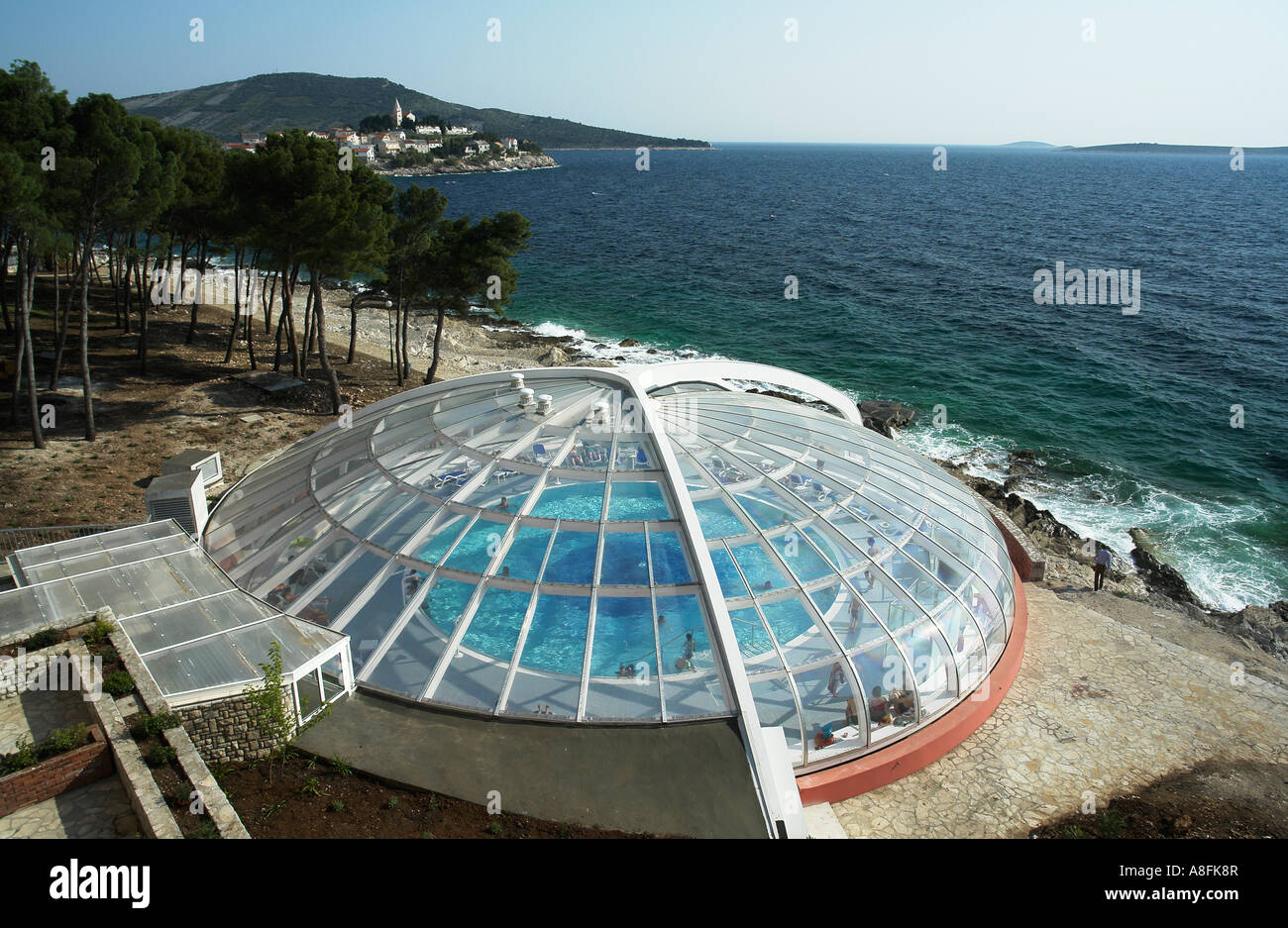 Vista superiore Azalea hotel piscina esterna in Primosten Adria Dalmazia Croazia Foto Stock