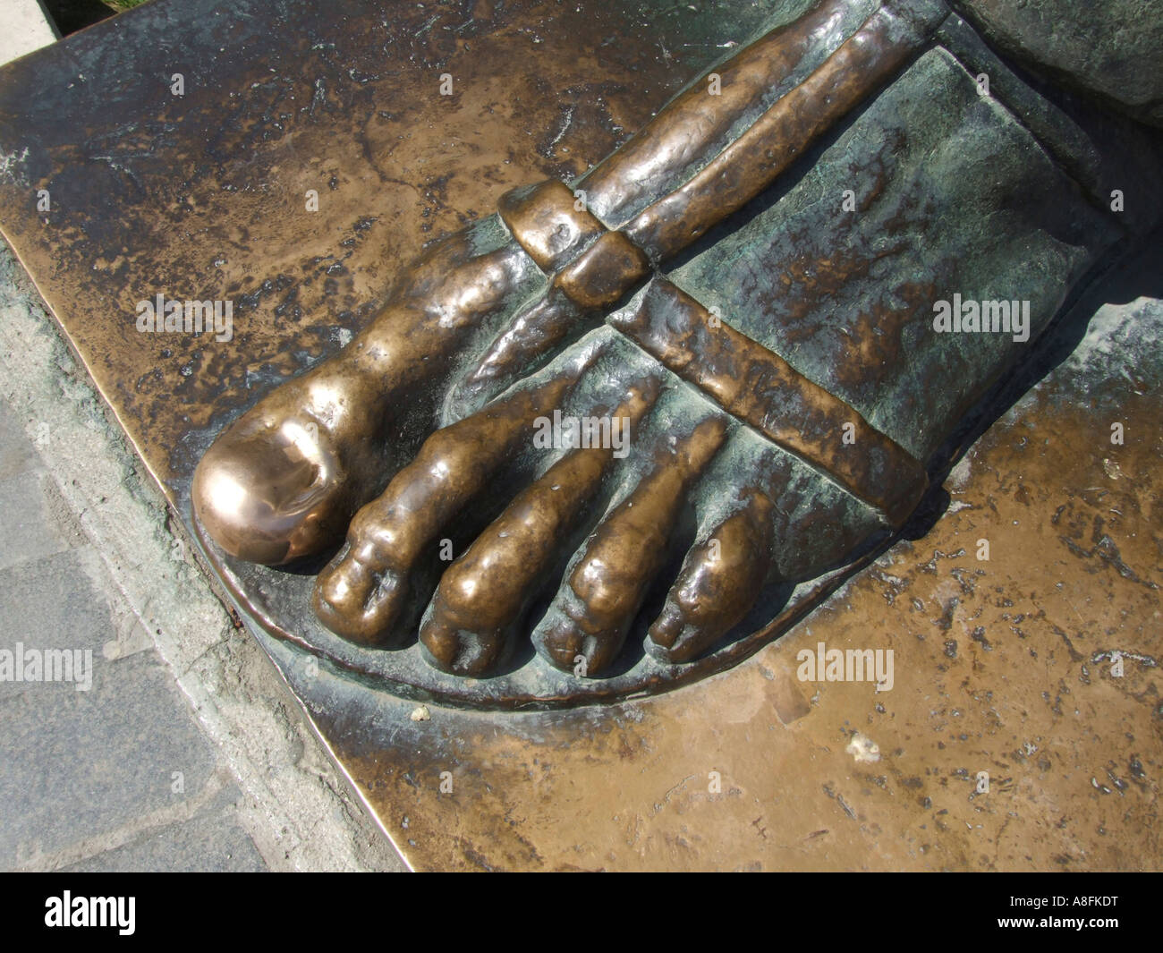Big Foot di una scultura alla Porta Aurea golden gate in Split Adria Dalmazia Adriatico Croazia Foto Stock