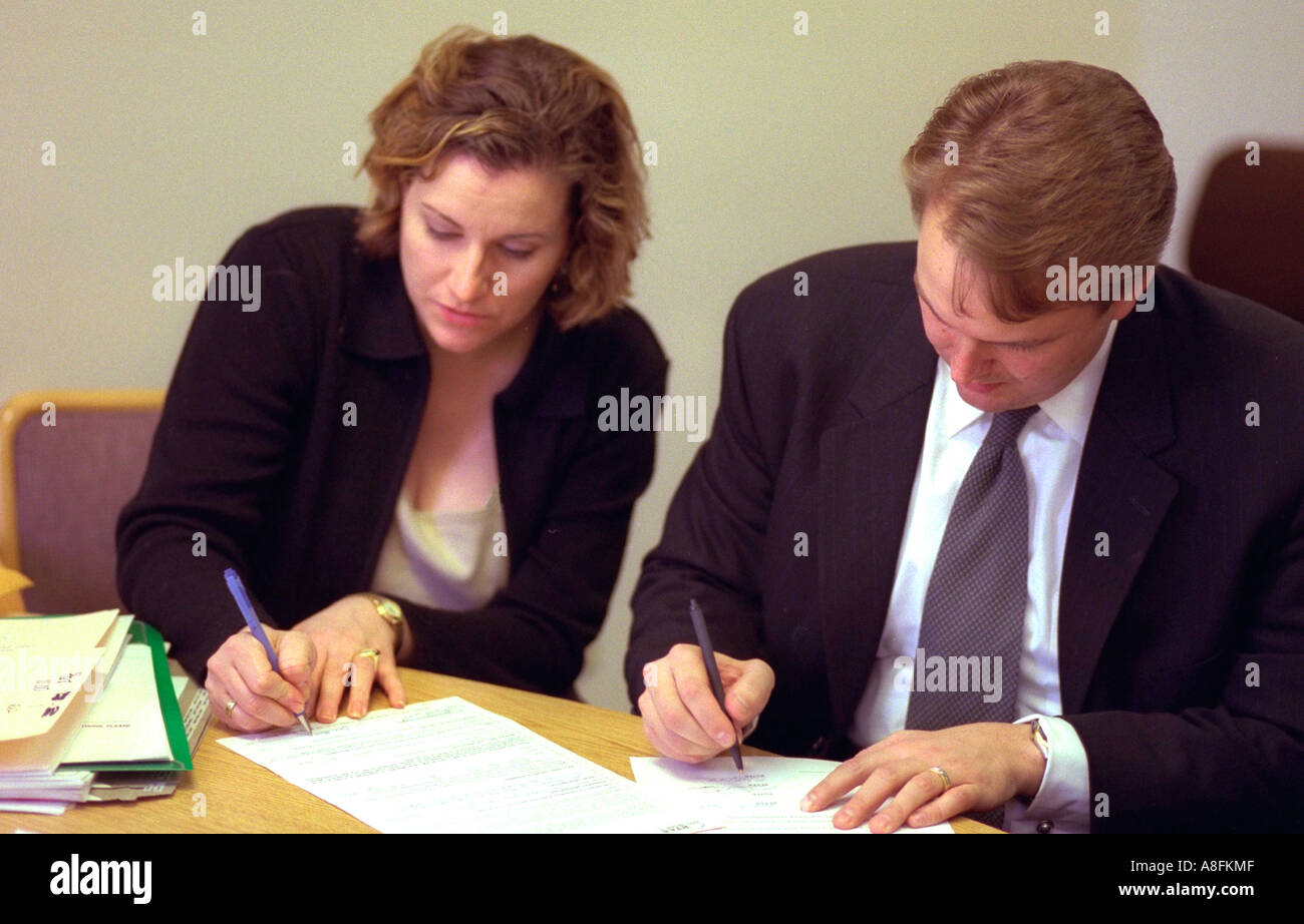 Giovane età 30 Casa di firma il contratto di acquisto di ipoteca in ufficio. Eagan, Minnesota USA Foto Stock