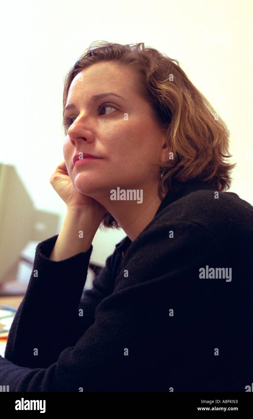 Preoccupato donna età 30 al di fuori ufficio dopo la firma del contratto di mutuo. Eagan, Minnesota USA Foto Stock