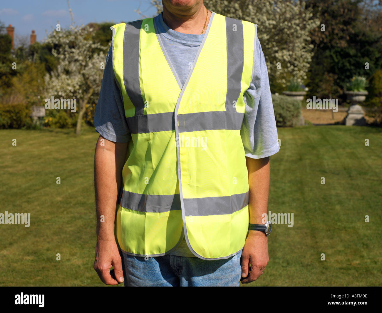 L uomo indossa Gilet di sicurezza anteriori Foto Stock