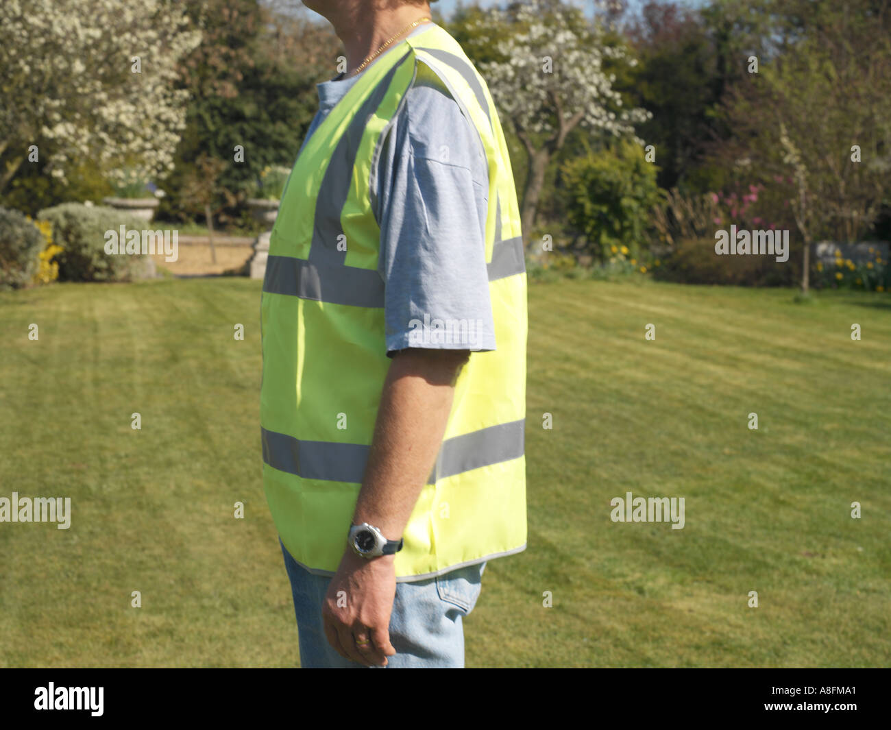 L uomo indossa Gilet di sicurezza Vista laterale Foto Stock