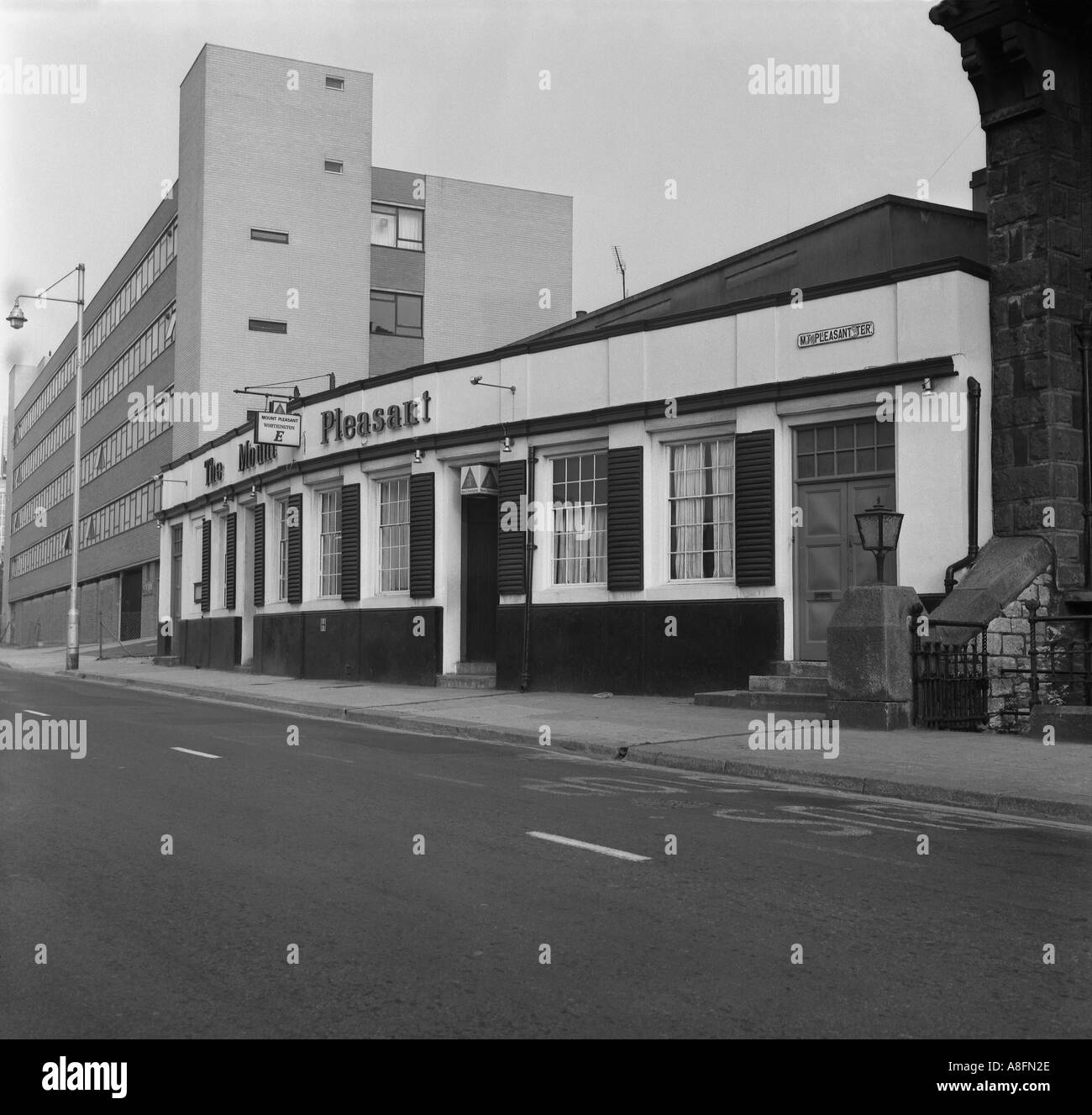 Mount Pleasant public house nel 1974 plymouth devon england in 6x6 numero 0047 Foto Stock