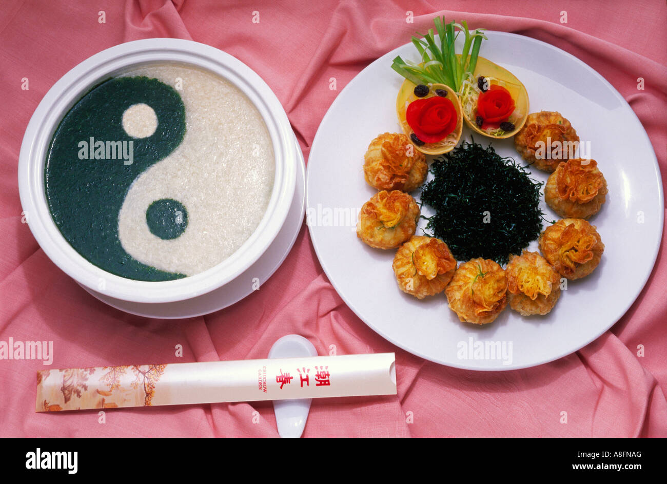 Yin Yan zuppa fritte Jiao Zi Dimsum con alghe marine in Cina Foto Stock