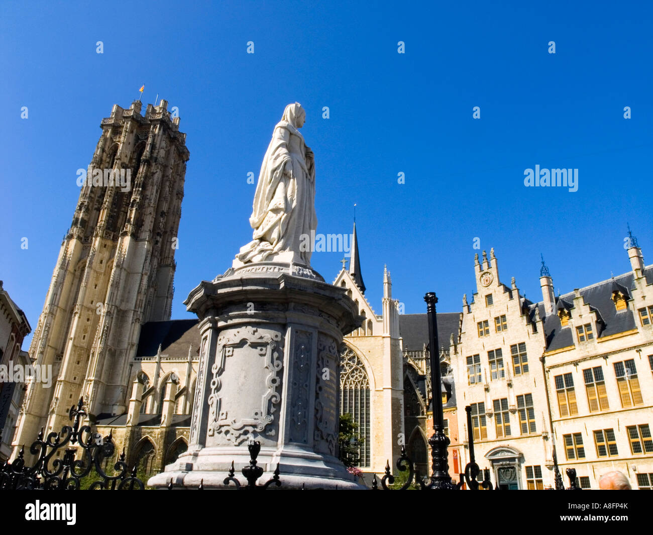 Belgio Mechelen fiammingo San Rumbold Torre della cattedrale e la grande piazza del mercato Foto Stock
