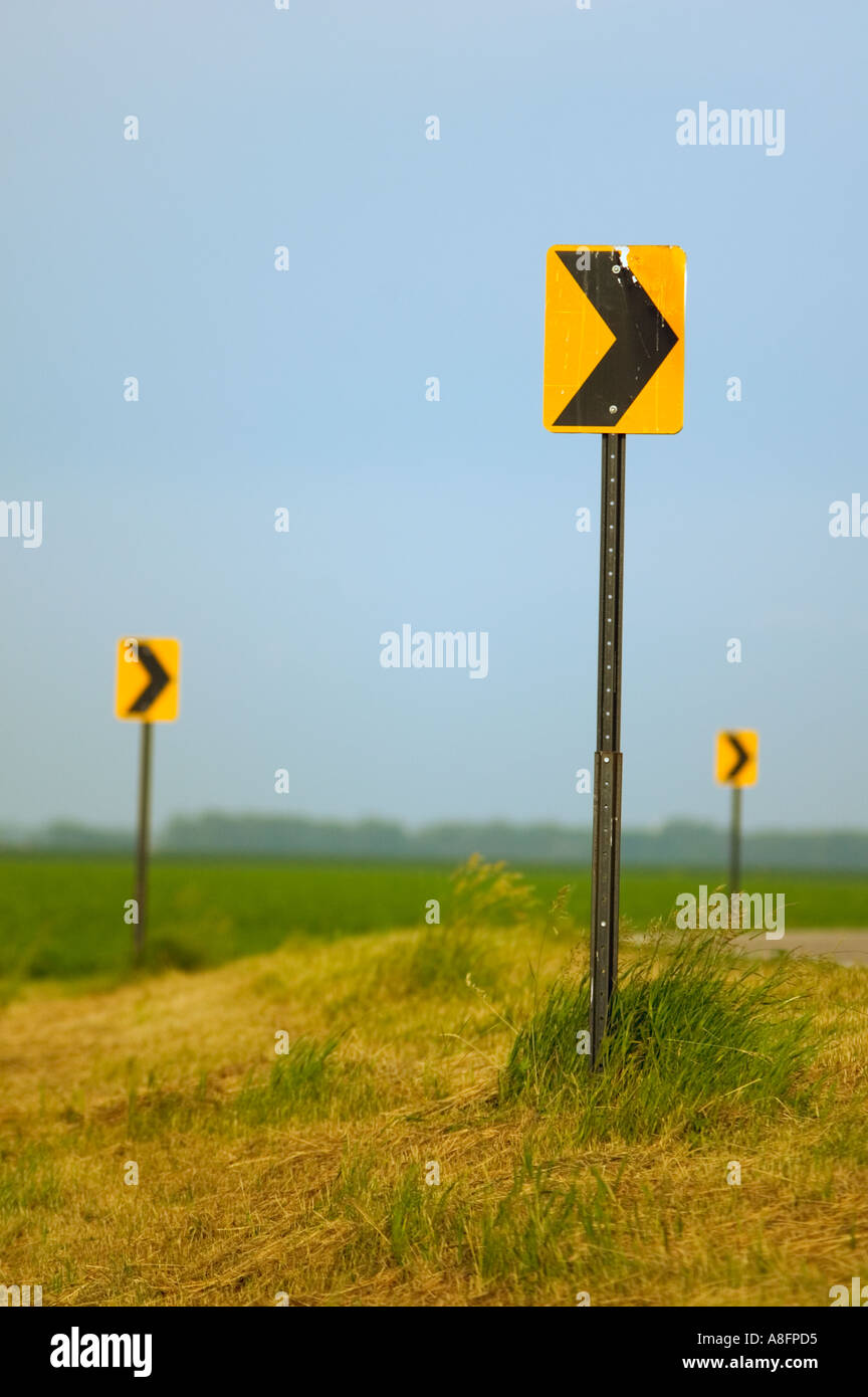 Segni di curva lungo l'autostrada Foto Stock