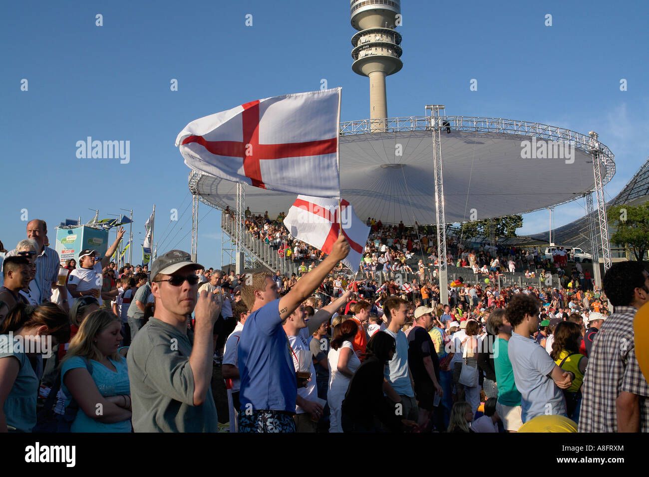 English Football Fans sventola bandiera per supportare i loro team a Olympia Park Monaco di Baviera Baviera Germania Foto Stock