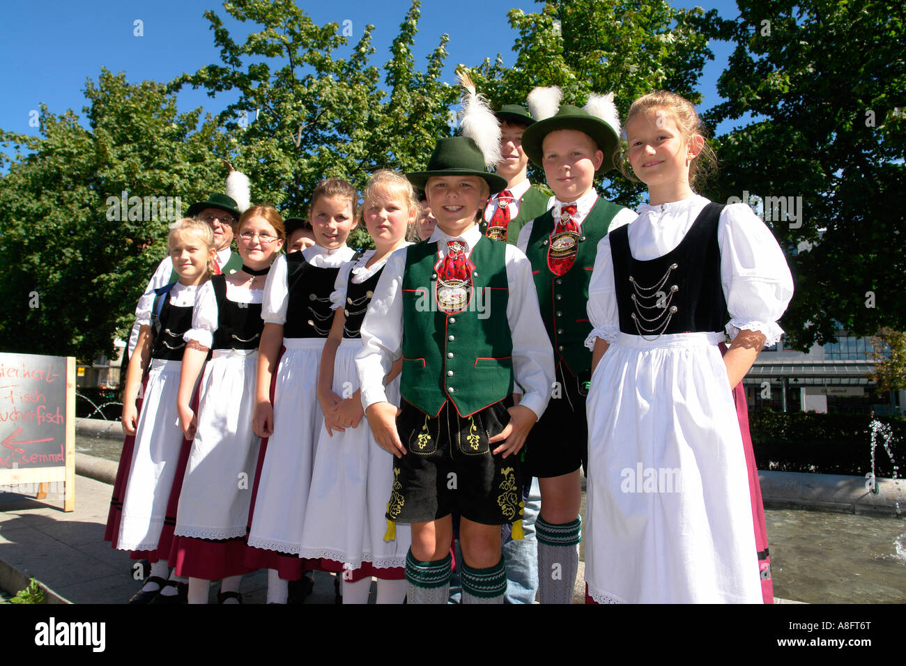 Bambini bavarese ballerini Trachten in costume tradizionale Orleanplatz Monaco di Baviera Baviera Germania Foto Stock