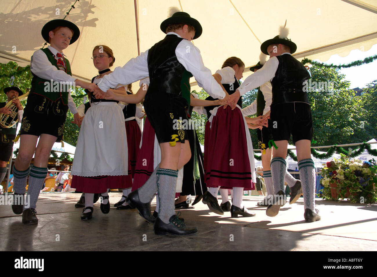 Bambini bavarese ballerini sul palco Orleanplatz Monaco di Baviera Baviera Germania Foto Stock